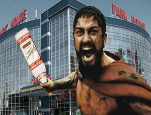 Questa è Sparta! (VIDEO) / Ladro di vodka si crede re Leonida e aggredisce i vigilantes di un supermercato