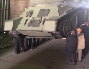 «Ercoli!» gli operai che portano un carro armato in braccio (FOTO, VIDEO) / Il video diffuso in rete diventa virale