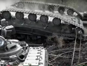 Militari ucraini fanno cadere un carro armato (VIDEO)