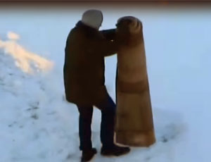 Il video della lotta di un uomo con il tappeto ha fatto divertire i social (VIDEO)