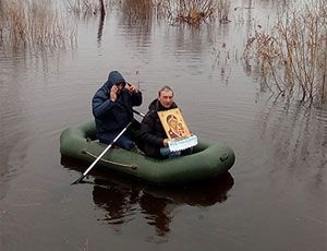 In Siberia si  tenuta una processione sulle barche contro i roditori (FOTO)